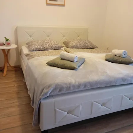 Apartment Dalija - Cosy Apartment & Rooms With Massage Studio * Podcetrtek